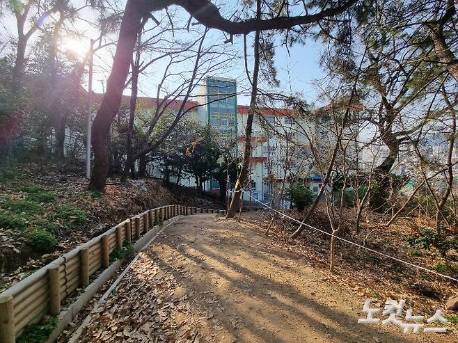 부산 민안초등학교 학생들이 통학할 때 이용하는 등산로가 끝나는 지점에 학교가 서 있는 모습. 박진홍 기자