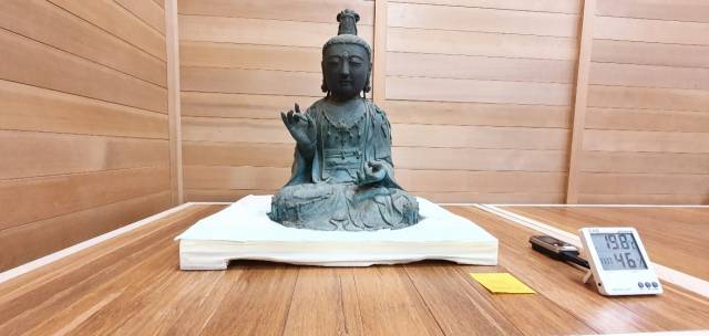 ▲일본에 있다가 절도범에 의해 국내로 들어온 고려시대 금동관음보살좌상(불상)에 대해 2심 법원이 일본에 돌려줘야 한다고 판결했다. 사진은 대전 국립문화재연구원 수장고에 있는 금동관음보살좌상(불상). ⓒ연합뉴스