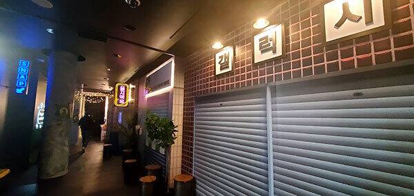 1일(현지시간) 공개된 미국 샌프란시스코 S23 체험관 2층에 재현된 을지로 맛집 골목.&nbsp;S23 울트라의 진화한 야간 카메라 성능을&nbsp;체험하게 하기 위해 만들어졌다.&nbsp;샌프란시스코=정재영 기자&nbsp;