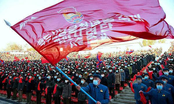 1일 북한 평양 야외극장에서 열린 청년들의 집단행사 모습. 북한 노동당 기관지 노동신문은 2일 이 사진을 보도함과 동시에 “평양에 거주하는 수많은 청년들이 건설공사 현장에서 일하겠다며 자원했다”고 전했다. 평양=노동신문·뉴스1