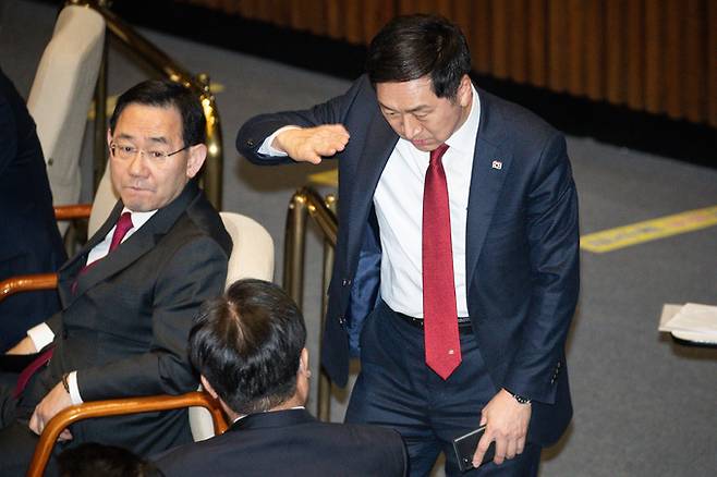 국민의힘 당권 주자인 김기현 의원이 2일 서울 여의도 국회에서 열린 제403회 국회(임시회) 개회식에서 정진석 비상대책위원장에게 거수 경례를 하고 있다.&nbsp; &nbsp;뉴스1