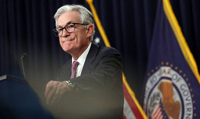 제롬 파월 미국 연방준비제도(Fed·연준) 의장이 1일(현지시간) 올해 첫 번째 연방공개시장위원회(FOMC) 정례회의를 마친 뒤 심각한 표정으로 기자회견에 임하고 있다. 연준은 이날 기준금리를 0.25%포인트 인상했다. 워싱턴=AFP연합뉴스