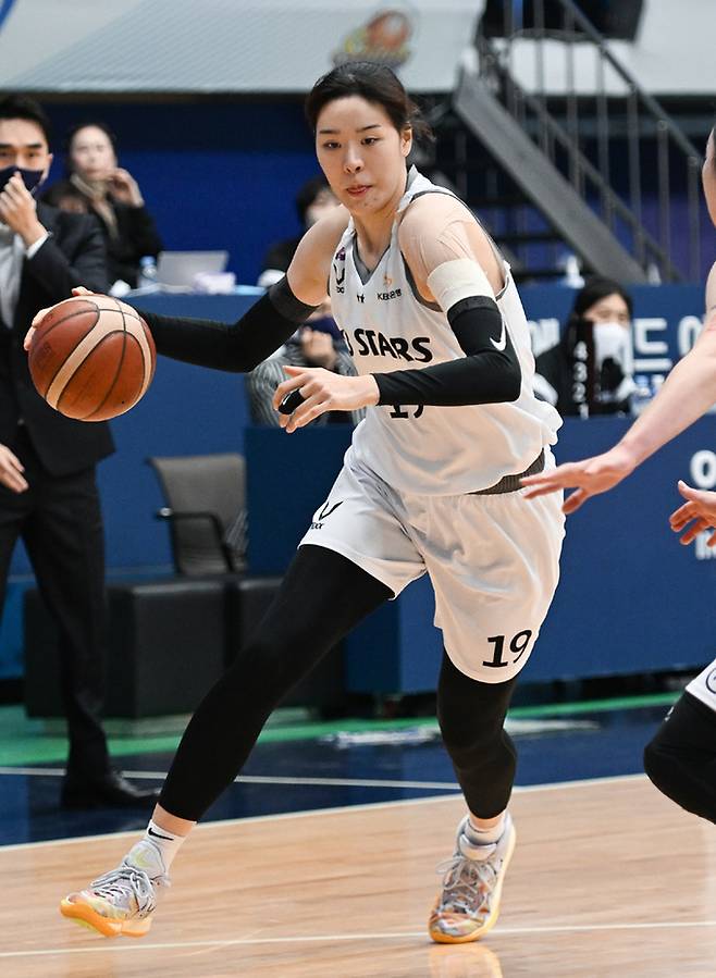 KB 박지수가 지난해 12월25일 인천 도원체육관에서 열린 인천 신한은행전에서 드리블 돌파를 시도하고 있다. WKBL 제공