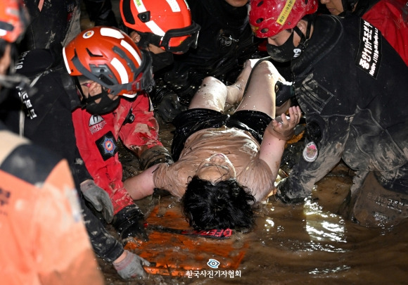 제59회 한국보도사진상 최우수상 - 슈퍼 태풍 ‘힌남노’가 상륙한 9월 6일 경북 포항에 위치한 한 아파트에서 주차장이 침수되자 주민들이 차를 빼러 갔다가 6명이 사망하는 안타까운 사고가 발생했다. 6일 저녁 9시 47분 침수된 지하주차장에서 김모(52)씨가 기적적으로 구조되고 있다. 한국사진기자협회 제공