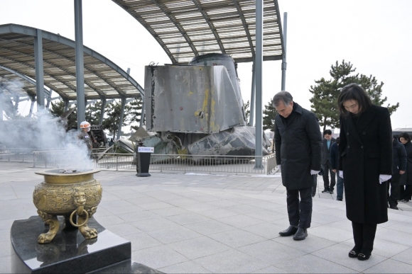 서해수호관에서 참배하는 김현기 서울시의회 의장(왼쪽)
