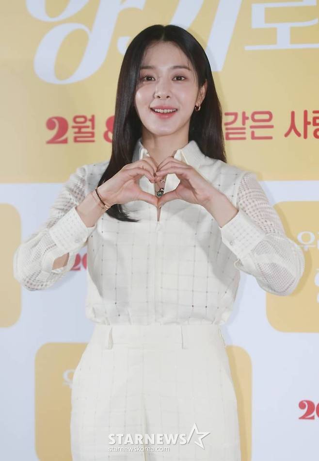 배우 설인아가 2일 오전 서울 광진구 롯데시네마 건대입구점에서 진행된 영화 '우리 사랑이 향기로 남을 때'(감독 임성용) 언론시사회에 참석해 포즈를 취하고 있다.  일도 연애도 마음 같지 않은 창수(윤시윤 분)와 모든 걸 가졌지만 연애는 쉽지 않은 아라(설인아 분), 두 사람의 앞에 사랑에 빠지게 만드는 향수가 등장하며 펼쳐지는 로맨스 '우리 사랑이 향기로 남을 때'는 오는 8일 개봉한다. /2023.02.02 /사진=이동훈 기자 photoguy@