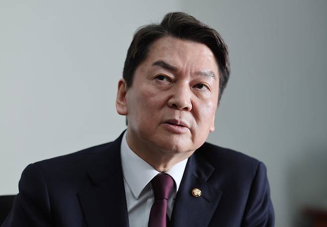 연합뉴스와 인터뷰하는 안철수 (서울=연합뉴스) 이정훈 기자 = 국민의힘 당권주자인 안철수 의원이 국회 의원회관에서 연합뉴스와 인터뷰를 하고 있다. 2023.2.1
uwg806@yna.co.kr