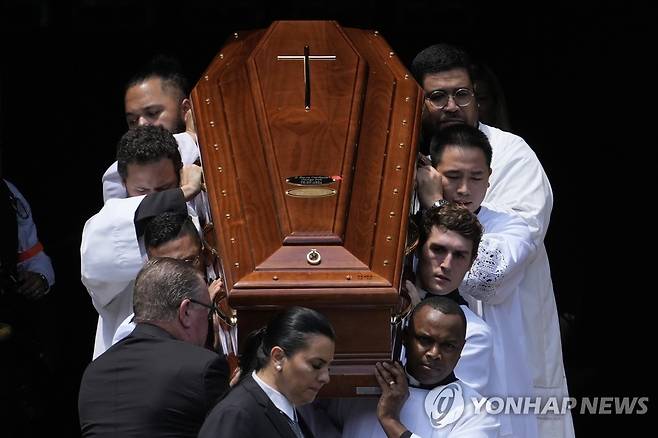 조지 펠 추기경 장례식 (시드니 AP=연합뉴스) 2일(현지시간) 시드니 세인트 메리 대성당에서 진행 된 조지 펠 추기경 장례식에서 그의 관이 성당으로 옮겨지고 있다. 2023.2.2 photo@yna.co.kr
