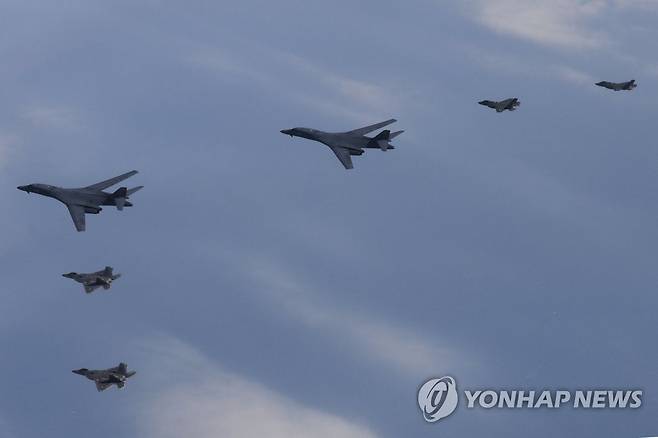 서해상에서 실시된 한미연합훈련 (서울=연합뉴스) 국방부는 한미 공군이 1일 서해 상공에서 우리 측의 F-35A 전투기와 미측의 B-1B 전략폭격기 및 F-22·F-35B 전투기 등이 참여한 가운데 연합공중훈련을 시행했다고 밝혔다. 2023.2.2 [국방부 제공. 재판매 및 DB 금지] photo@yna.co.kr