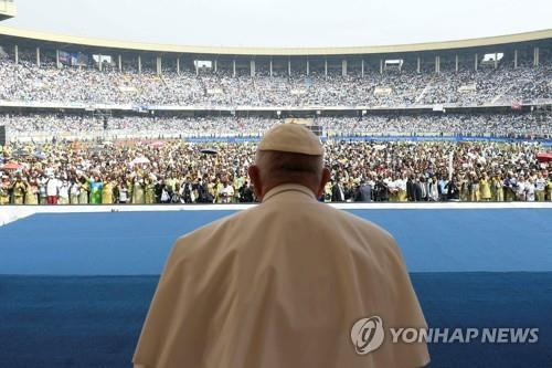 교황, 민주콩고 청년들에 '더 나은 미래 만들라' 촉구 [로이터, 바티칸 제공 연합뉴스, 재판매 및 DB 금지]