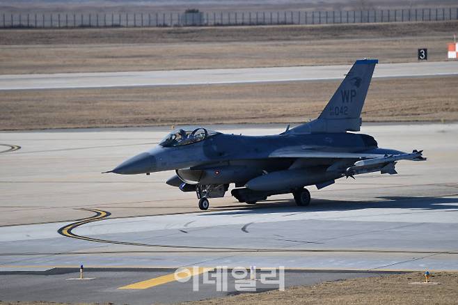 3일 한미 연합공중훈련에 참가한 미 공군 F-16CM 전투기가 이륙을 위해 군산기지 활주로로 진입하고 있다. (사진=공군)