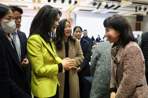 김건희 여사가 3일 서울 용산구 백범 김구기념관에서 열린 제3회 한국수어의 날 기념식에서 참석자들과 인사하고 있다. (사진=연합뉴스)