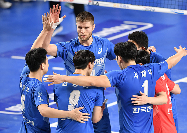 남자배구 한국전력이 선두 대한항공을 꺾고 '봄배구' 진출 희망을 키웠다. (한국배구연맹 KOVO 제공)