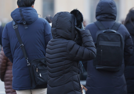 지난달 27일 오전 두꺼운 옷차림을 한 출근길 시민들이 광화문네거리를 지나는 모습. 〈사진=연합뉴스〉