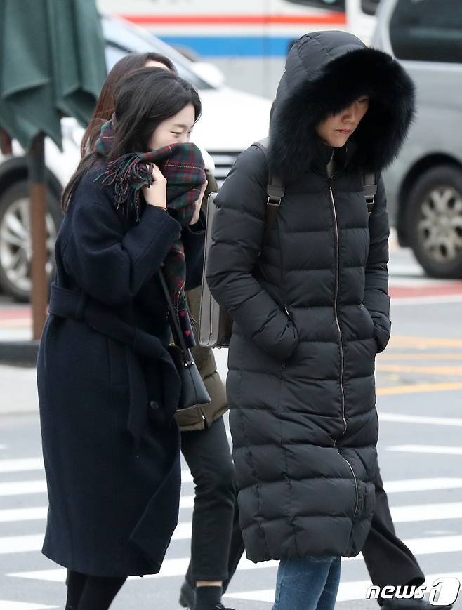 두꺼운 겨울 외투를 입은 시민들이 출근길 발걸음을 재촉하고 있다./뉴스1 ⓒ News1 민경석 기자