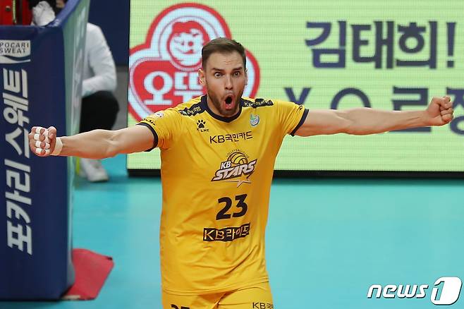 31일 오후 서울 중구 장충체육관에서 열린 프로배구 도드람 2022-23 V리그 남자부 우리카드 우리WON과 KB손해보험 스타즈의 경기에서 KB손해보험 비예나가 득점에 성공한 뒤 기뻐하고 있다. 2023.1.31/뉴스1 ⓒ News1 민경석 기자