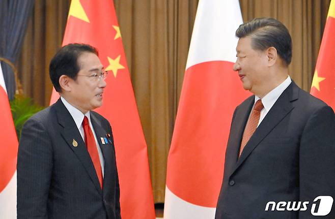 지난해 11월 17일(현지시간) 태국 방콕에서 기시다 후미오(좌측) 일본 총리와 시진핑 중국 국가주석이 정상회담을 시작하고 있다. 이번 회담은 아시아태평양경제협력체(APEC) 정상회의 개최 계기 열렸으며, 3년 만에 중·일 정상 조우란 점에서 관심을 모았다. 2022. 11. 17. ⓒ 로이터=뉴스1 ⓒ News1 최서윤 기자