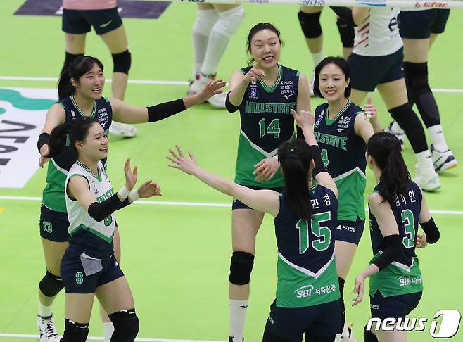 2일 오후 경기 수원시 장안구 수원실내체육관에서 열린 열린 프로배구 '도드람 2022-2023 V-리그' 여자부 현대건설과 GS칼텍스의 경기에서 현대건설 선수들이 득점 후 기뻐하고 있다. 2023.2.2/뉴스1 ⓒ News1 김영운 기자