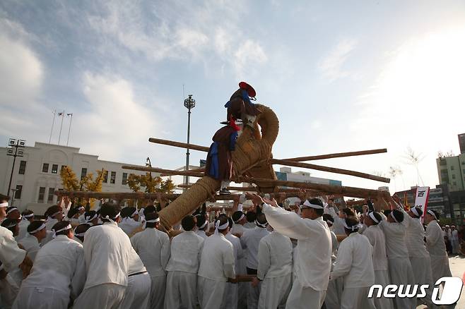 문화재청 국립무형유산원은 4일 '입춘'을 맞아 서울과 광주, 전북, 부산에서 국가유형문화재 공개행사를 개최한다고 3일 밝혔다. 사진은 고싸움놀이(국립무형유산원 제공)2023.2.3/뉴스1