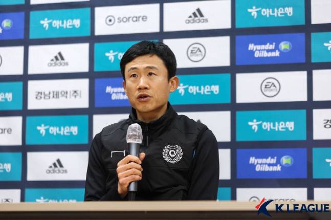 대구 최원권 감독이 1일 남해종합사회복지관에서 열린 미디어캠프에 참석해 취재진 질문에 답하고 있다. 제공 | 한국프로축구연맹