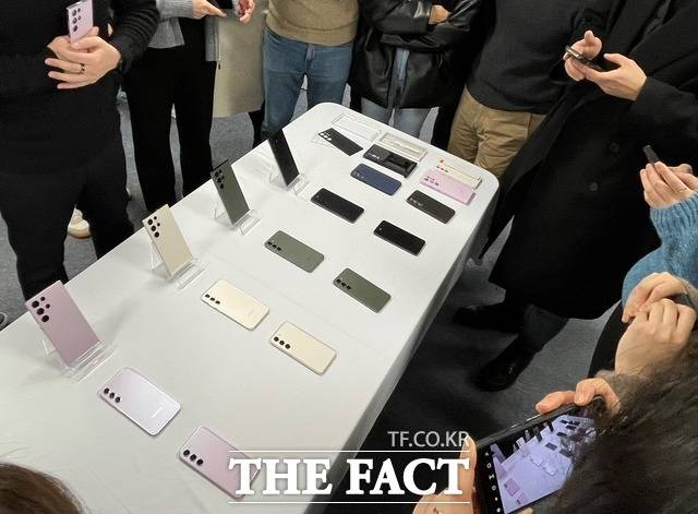 2일 서울시 중구 삼성전자 기자실에서 기자들이 '갤럭시S23' 시리즈를 살펴보고 있다. /최문정 기자