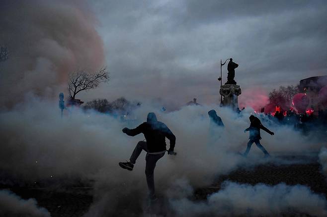 1월 31일 정부의 연금 개혁안에 반대해 두번째 전국적인 파업과 시위가 벌어진 가운데 프랑스 파리의 플레이스 보반에서 한 시위자가 경찰이 쏜 최루탄 통을 걷어차고 있다./AFP 연합뉴스