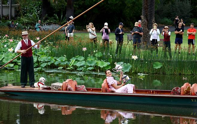 1월 29일 호주 오픈 테니스 여자단식 우승자 벨라루스의 아리나 사발렌카가 빅토리아 왕립식물원 연못에서 곤돌라에 올라  트로피를 들고 사진촬영을 하고 있다./로이터 뉴스1