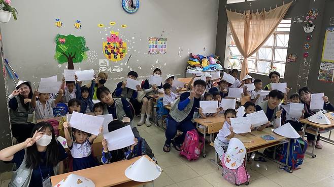 한남대 해외봉사단원들이 베트남 빈증성 디안시에 자리한 큐홍자선센터 아동들과 즐거운 시간을 함께하고 있다./뉴스1