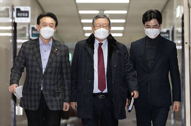 유흥수 국민의힘 선거관리위원장(가운데)과 김석기 부위원장(왼쪽). /뉴스1