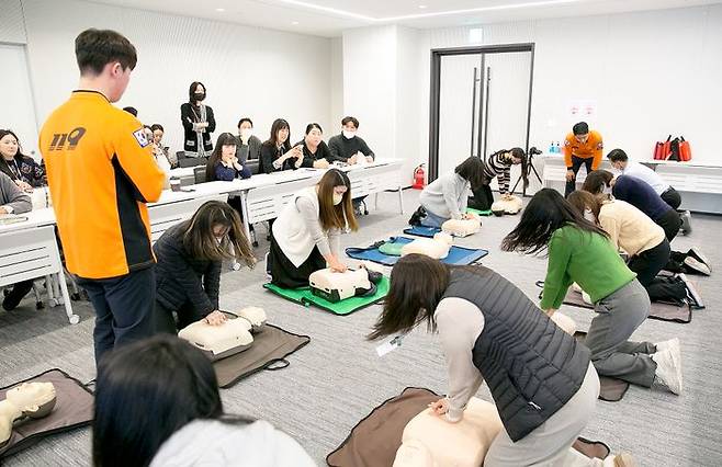 코웨이가 서울 구로구 본사에서 임직원 대상 응급처치 및 심폐소생술 교육을 진행했다. 직원들이 심폐소생술 실습 교육을 받고 있다.ⓒ코웨이