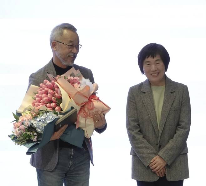 김승철 성균관대 교수(왼쪽)와 고 이우철 박사의 딸 이선기씨. 사진=한국식물분류학회