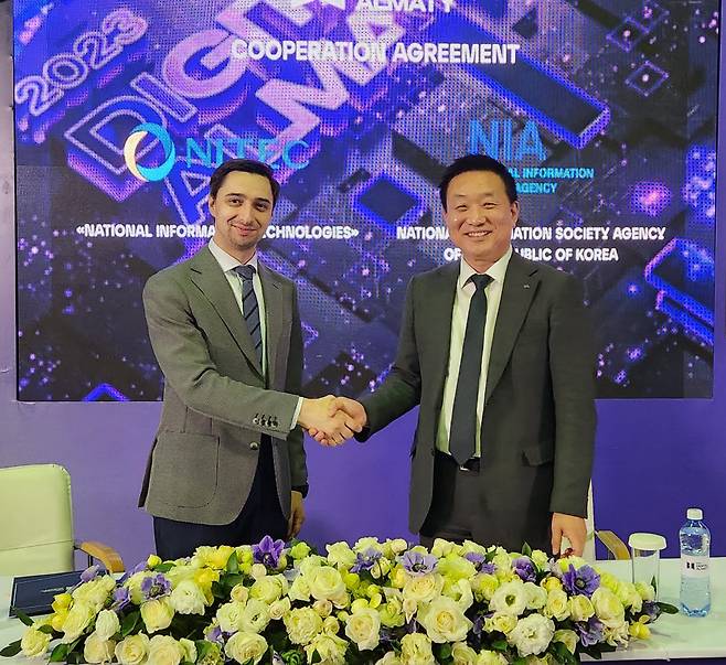 한국지능정보사회진흥원(NIA)은 한-카자흐스탄 IT협력프로젝트의 본격추진을 위해 카자흐스탄 NITEC과 운영협정(CA)을 체결했다. 로스티슬라브 콘냐쉬킨 NITEC 이사장(왼쪽), 황종성 NIA 원장