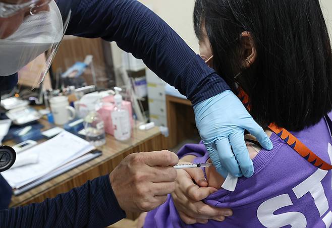 서울 시내 한 병원에서 의료진이 코로나19 백신을 접종하고 있다. (사진=저작권자(c) 연합뉴스, 무단 전재-재배포 금지)