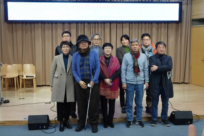 시힘 동인들이 지난해 12월 경북 예천군 경북도서관에서 열린 낭독회를 마치고 기념사진을 찍고 있다. 몰개 제공