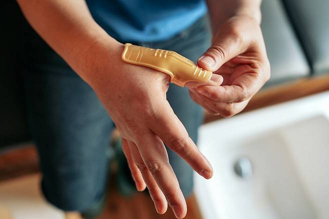 안마치료사들의 아킬레스건은 손이다. 손가락 힘으로 누르다간 다치기 일쑤다.