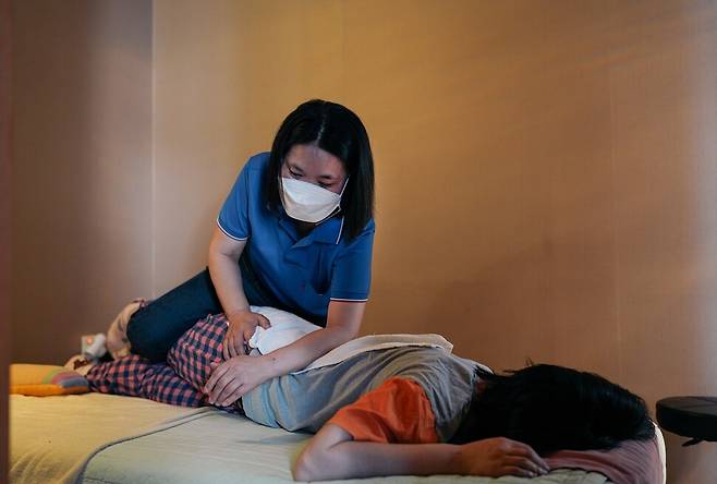 안마는 힘을 많이 쓰는 일이다. 근육을 세세하게 만지는 섬세함과 집중력도 필요하다.