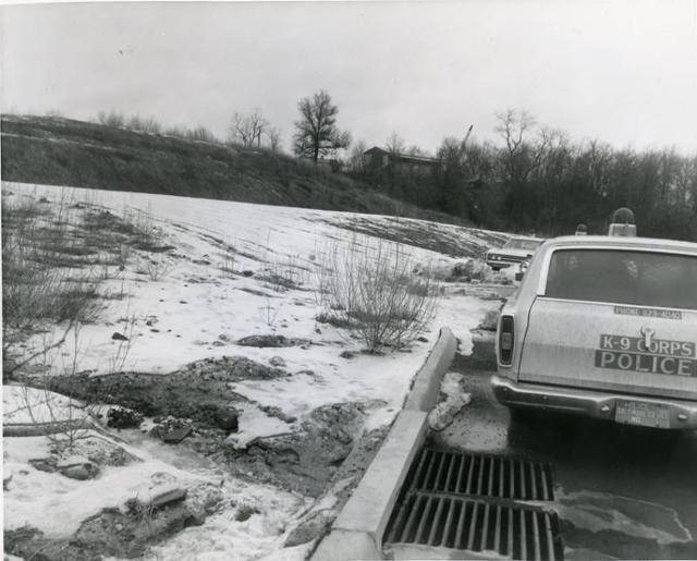 1970년 1월 3일 캐서린 세스닉 수녀가 싸늘한 주검으로 발견된 미국 볼티모어 랜스돈 인근 쓰레기 소각장 앞에 볼티모어 카운티 경찰차가 서 있다. 볼티모어 카운티 경찰 제공