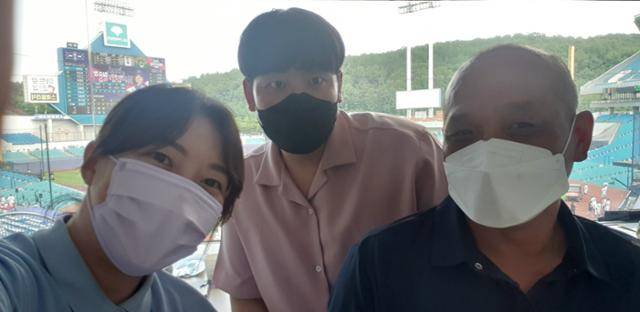 대구야구소프트볼협회 김민경(왼쪽부터), 장석준 기록원과 함께한 김기영 기록원. 박상은 기자