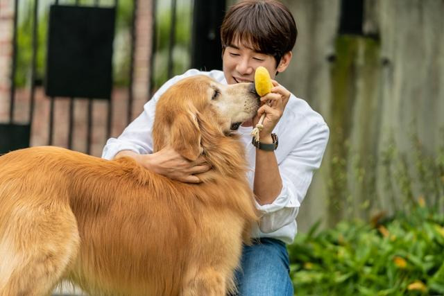 영화 '청년경찰' '사자' 김주환 감독이 유연석과 차태현에 대한 극찬을 아끼지 않았다. 키다리스튜디오 제공