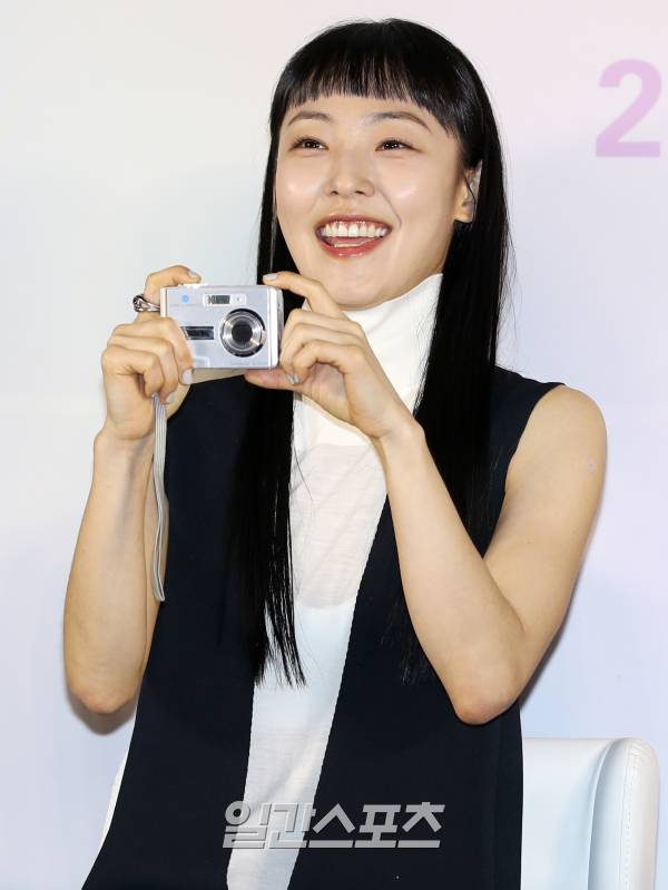 배우 전소니가 3일 오전 서울 광진구 롯데시네마 건대입구에서 진행된 영화 ‘소울메이트’ 제작보고회에 참석해 캐릭터 소개를 하고 있다. '소울메이트'는 첫 만남부터 서로를 알아본 두 친구 미소(김다미)와 하은(전소니) 그리고 진우(변우석)가 기쁨, 슬픔, 설렘, 그리움까지 모든 것을 함께 한 이야기를 그린다. 오는 3월 개봉 예정이다. 서병수 기자 qudtn@edaily.co.kr /2023.02.03.