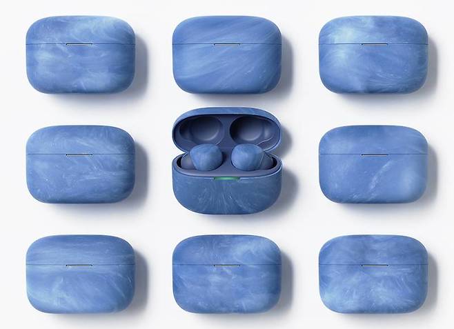 소니 링크버즈S의 어스블루 색상은 재활용 소재를 활용하면서도, 하나뿐인 것이라는 유일성을 가미한 참신한 제품이다. 출처=소니코리아