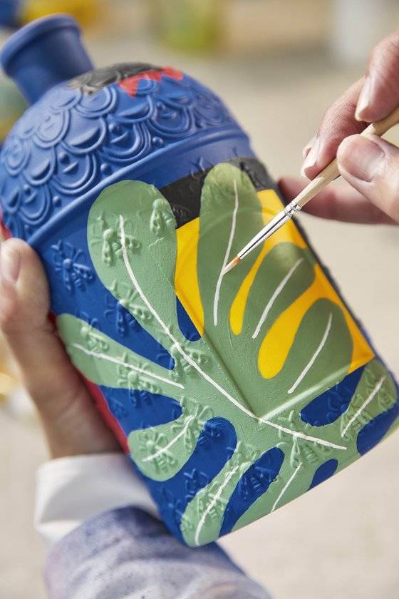 브랜드의 유산과 같은 꿀벌이 새겨진 향수 병에 아트를 접목한 '비 보틀 마티스'.