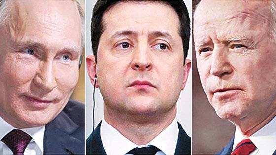 블라디미르 푸틴 러시아 대통령(왼쪽)에게 조 바이든 미국 대통령(오른쪽)이 우크라이나 영토 20%를 넘기는 대신 종전하는 안을 제안했었다고 유럽 매체가 보도했다. 볼로디미르 젤렌스키 우크라이나 대통령(가운데)과 푸틴 대통령 모두 이 제안을 거절했다고 매체는 전했다. AFP=연합뉴스