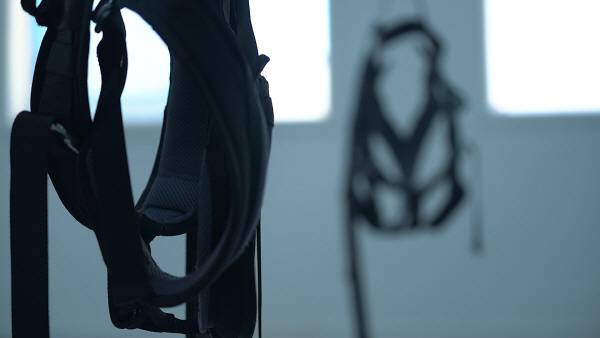 번지 피트니스는 번지코드와 하네스로 천장에 몸을 매달고 피트니스 동작을 수행한다. 김태훈 피디