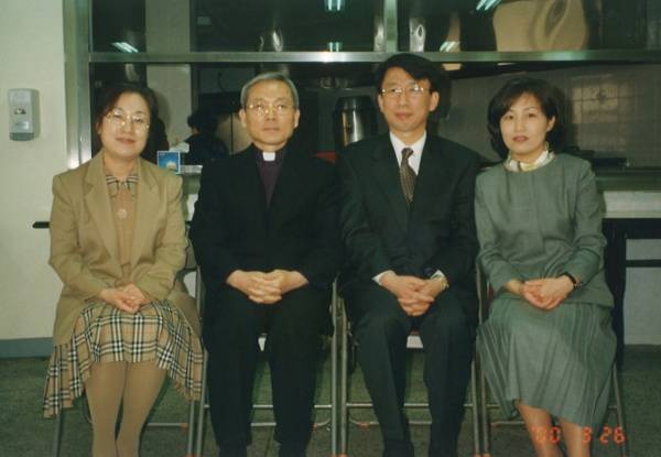 김영걸(왼쪽 세 번째) 목사가 2000년 연동교회를 떠나면서 서울 종로구 교회에서 이성희(왼쪽 두 번째) 목사와 기념촬영을 하고 있다.