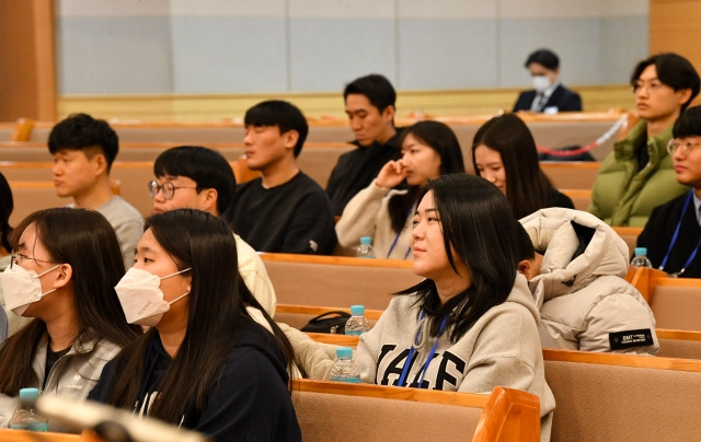 예장통합이 개최한 '청년 지도자 리더십 세미나' 참석자들이 3일 서울 은평구 연신교회에서 강의를 듣고 있다. 신석현 포토그래퍼