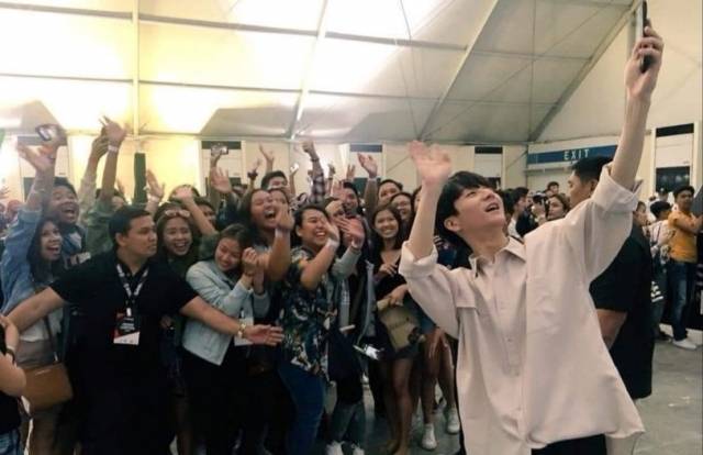 2018년 공항으로 마중나온 해외 팬들과 함께했다. 해외에서는 아이돌 대접을 받기도 한다. 정성하 팬 페이지 페이스북 캡처