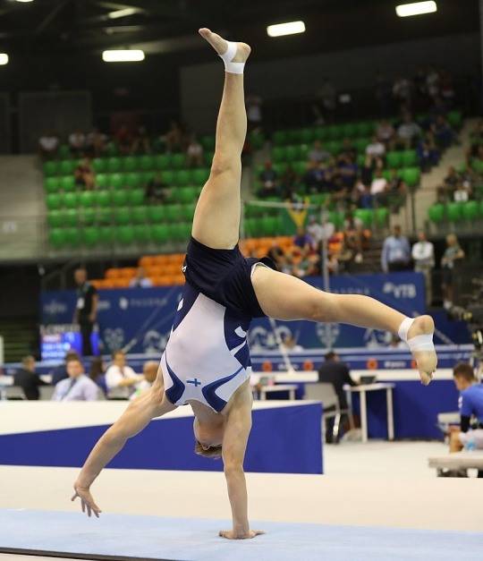 체조 선수가 고난이도의 옆돌기를 구사하는 모습. [위키피디아 캡처]