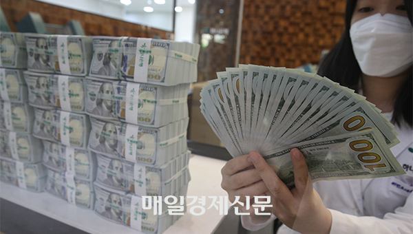 Korea’s foreign reserves up $6.8 billion, rising for a third month [Photo by Lee Seung-hwan]