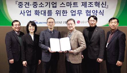 LG유플러스와 LS일렉트릭이 스마트 제조혁신 사업 확대를 위한 업무협약을 체결했다. 임장혁(왼쪽 네번째) LG유플러스 기업신사업그룹장, 권봉현(왼쪽 세번째) LS일렉트릭 자동화 CIC(사내독립기업) COO가 업무협약식에서 기념촬영을 하고 있다. [LG유플러스 제공]